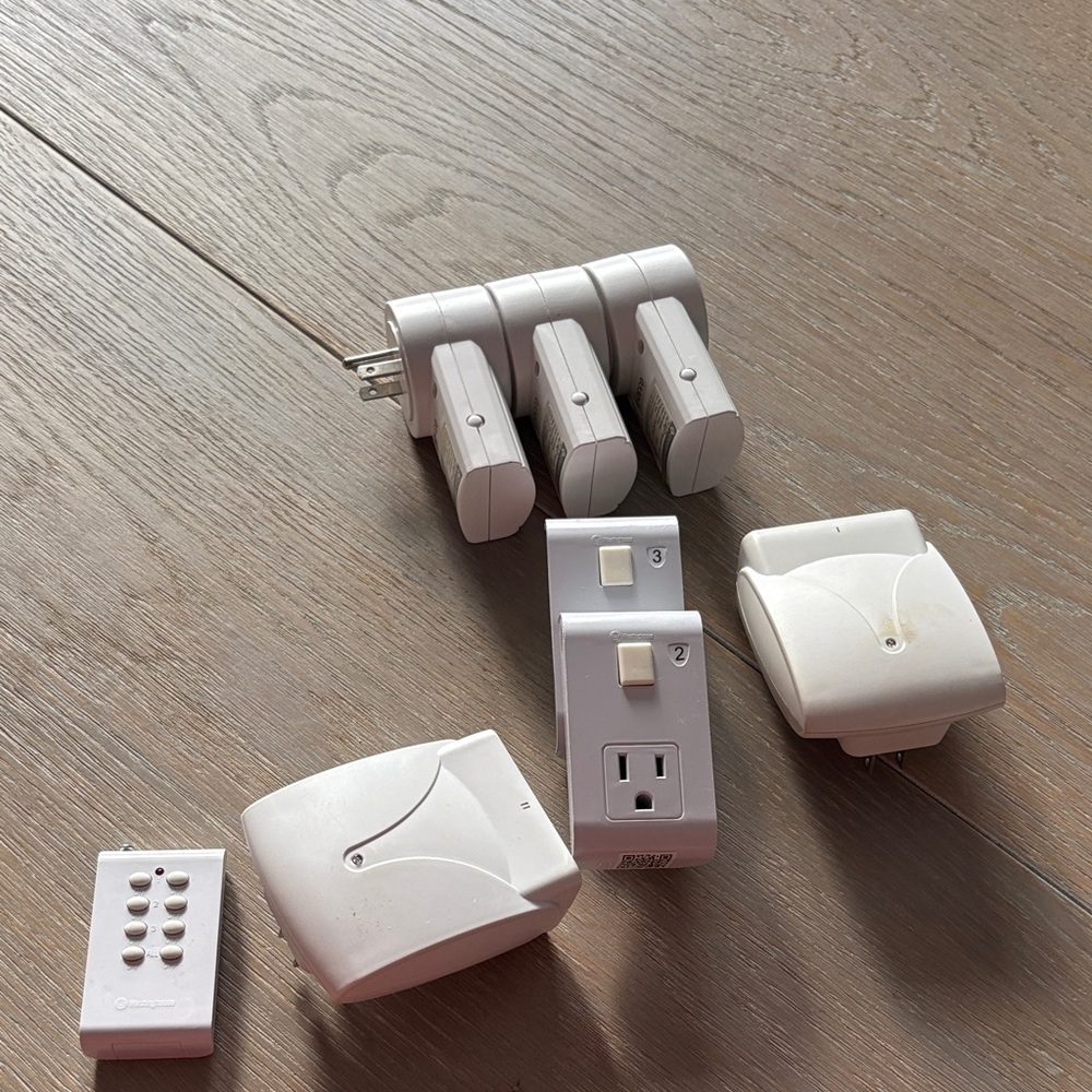 White Wireless Outlet Adapter Set